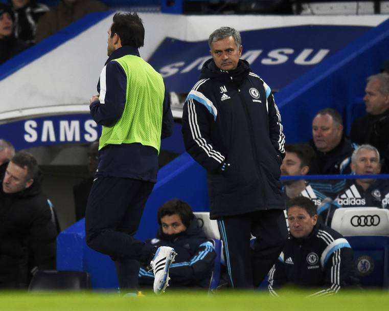 Lampard si scalda prima dell&#39;ingresso in campo, davanti agli occhi del suo ex allenatore Jos Mourinho (Reuters)